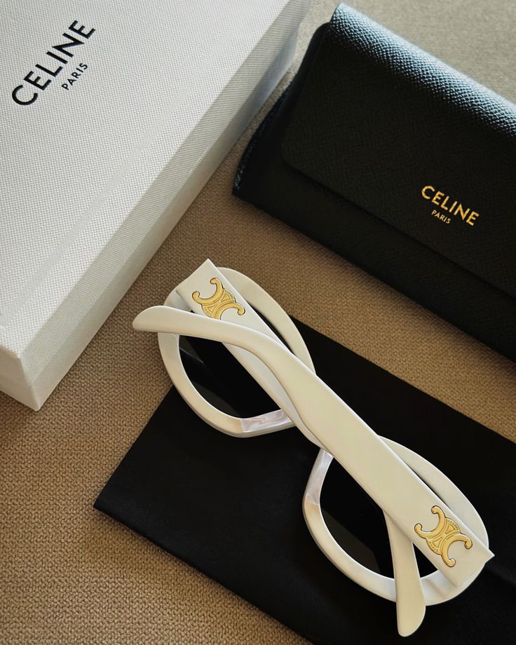 Celine Oval Shape Blanco Dorado
