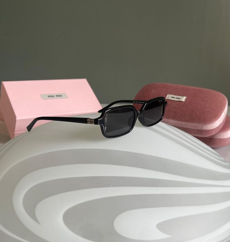 Miu Miu Rectangle Shape Negro